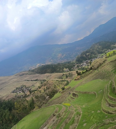 阳台出现可见裂缝或者轻微下沉时中度加固需要针对性补强